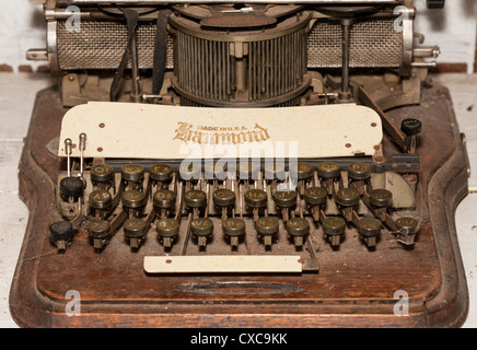 Une très vieille machine à écrire Hammond . Fait aux États-Unis et montés sur une pièce de bois de chêne Banque D'Images