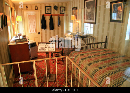 Le lit (à droite) et chambre à coucher dans la maison Petersen, Wachington DC, où le président Abraham Lincoln est mort le 15 avril 1865. Banque D'Images
