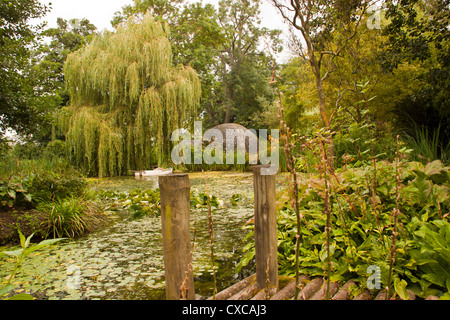 Fern grotto bombé fabriqué à partir de 5000 bouteilles de vin en verre à l'eau de l'usine Westonbury Pembridge Gardens Herefordshire Angleterre Royaume-uni. Banque D'Images