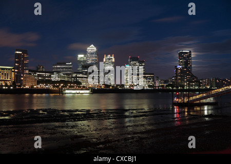Vue de nuit sur la Tamise en direction de la région de Canary Wharf Docklands Londres, Royaume-Uni. Banque D'Images