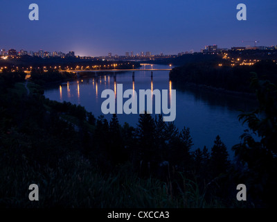 Edmonton Skyline at night avec les ponts sur la rivière Saskatchewan. S'allument dans ce soir, vue sur la rivière Banque D'Images