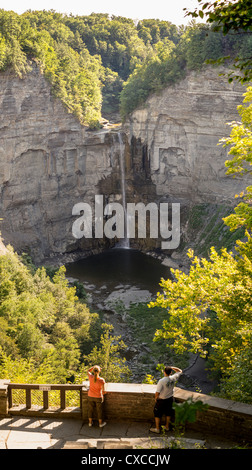 Taughannock Falls et le point de vue avec les téléspectateurs. Après un été sec Taughannock Falls est une très haute, mais étroite cascade. Banque D'Images