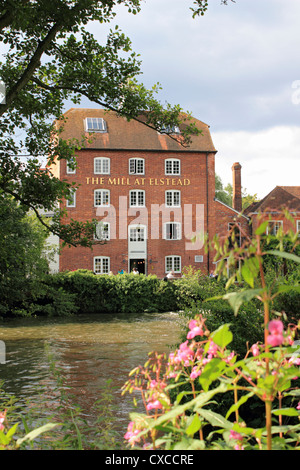 L'hôtel Elstead Mill à pub, près de Farnham Surrey England UK Banque D'Images