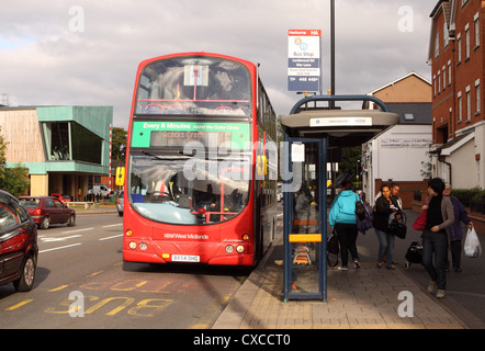 Service de bus local Birmingham West Midlands Travel géré par une partie de la National Express Group à un arrêt d'autobus à Harborne Banque D'Images