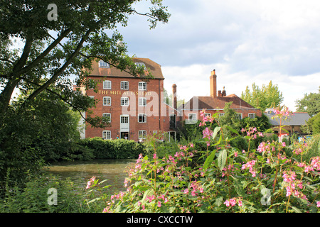 L'hôtel Elstead Mill à pub, près de Farnham Surrey England UK Banque D'Images