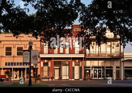 Boutiques en place du palais de justice, vu par les succursales de Hanging Tree live oak, Goliad, Texas, États-Unis Banque D'Images