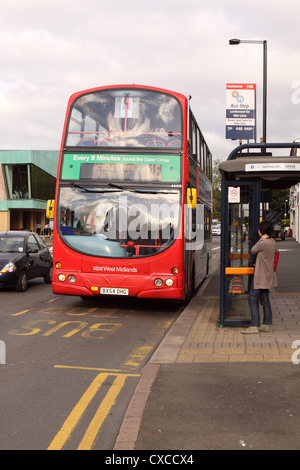 Service de bus local Birmingham West Midlands Travel géré par une partie de la National Express Group à un arrêt d'autobus à Harborne Banque D'Images