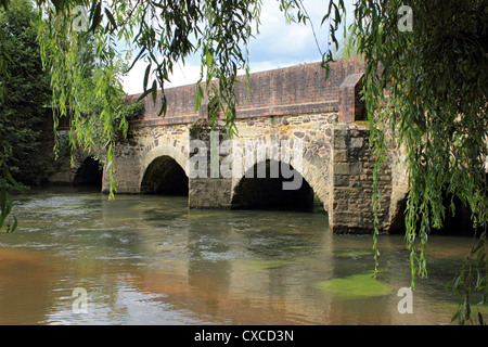 Vieux pont sur la rivière Wey à Elstead près de Farnham Surrey England UK Banque D'Images