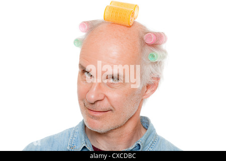 Un homme d'âge moyen portant des bigoudis dans les cheveux. Banque D'Images