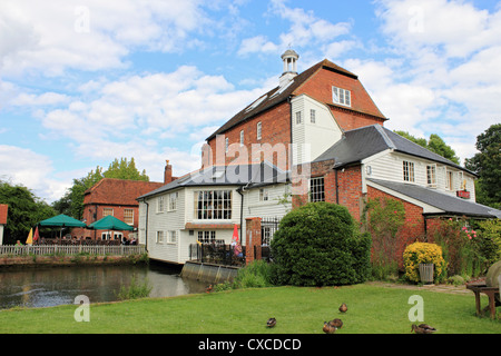 L'hôtel Elstead Mill à pub, près de Farnham Surrey England UK Banque D'Images