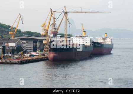 Les bateaux-citernes à ship yard à Niteroi, de la baie de Guanabara, Rio de Janeiro, Brésil. Banque D'Images