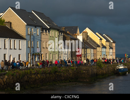 Vue à partir de la longue marche de la Claddagh anciens quais et au crépuscule, la ville de Galway, en Irlande. Banque D'Images