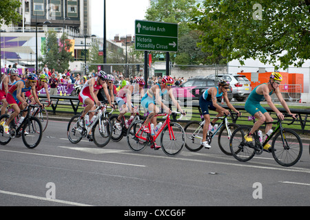 Les cyclistes du Triathlon olympique de 2012 à Londres près de Hyde Park Banque D'Images