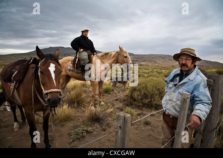 Gauchos de l'équitation, Patagonie, Argentine. Banque D'Images