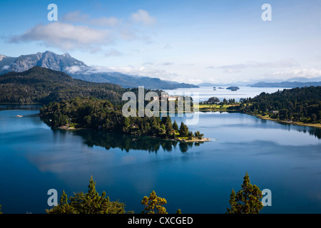 Vue sur le lac Nahuel Huapi et Llao Llao hôtel près de Bariloche, Lake district, Patagonie, Argentine. Banque D'Images