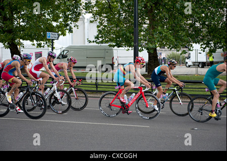 Les cyclistes du Triathlon olympique de 2012 à Londres près de Hyde Park Banque D'Images