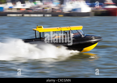 Taxi de l'eau au cours de l'accélération de la rivière Meiuse à Rotterdam, Pays-Bas Banque D'Images