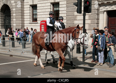 Les agents de la Police métropolitaine à cheval près des chambres du Parlement, Westminster, London, UK. Banque D'Images