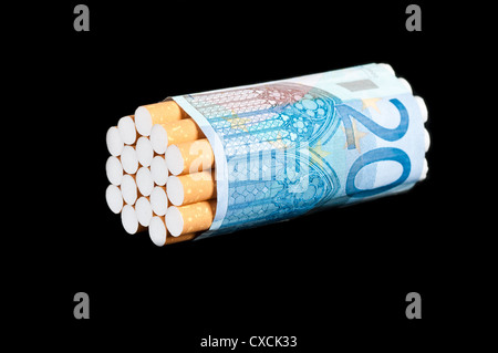 Les cigarettes et l'argent Banque D'Images