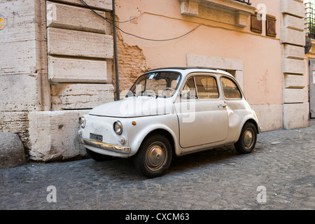 Fiat 500 dans les rues de Rome, Roma, Italie, Italia, Europe Banque D'Images