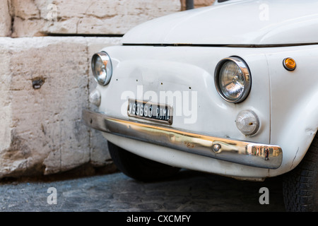 Détail de l'avant d'une Fiat 500 dans les rues de Rome, Roma, Italie, Italia, Europe Banque D'Images