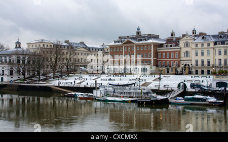 Richmond upon Thames, Surrey, Royaume-Uni, Thames riverside voir en hiver, la neige a couvert les vieux immeubles, bateaux, bateau restaurant Banque D'Images