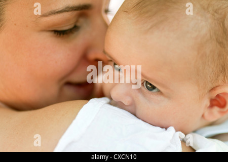 Mère et bébé de supports de sixième fils Banque D'Images