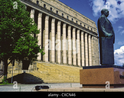 Statue de Pehr Evind Svinhufvud Président finlandais af Qvalstad en face de l'édifice du Parlement à Helsinki, Finlande Banque D'Images