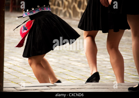 Les jambes de danseuses miao d'entrer sur scène, village xijiang, Chine Banque D'Images