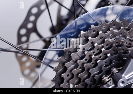 Close up detail d'une bicyclette pignons arrière et freins à disque Banque D'Images