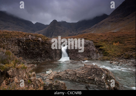 Piscines d'eau de fée ,une Tairneilear Coco Allt avec le Black Cuillin montagnes derrière, Glen cassante, île de Skye, Écosse Banque D'Images