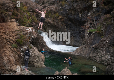 Les Nageurs sauvages plongée dans de l'eau à la fée des piscines, dans la région de Glen Glenbrittle Ile de Skye, Ecosse Banque D'Images
