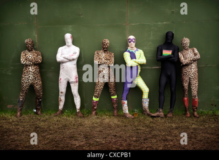 Gregor Lawson, Ali et Fraser Smeaton inventeurs du Morphsuit ,avec des amis au Festival T In The Park Banque D'Images