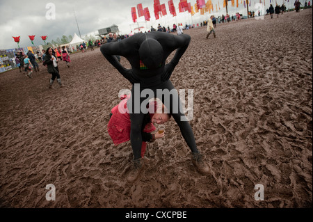 Gregor Lawson, Ali et Fraser Smeaton inventeurs du Morphsuit ,avec des amis au Festival T In The Park Banque D'Images