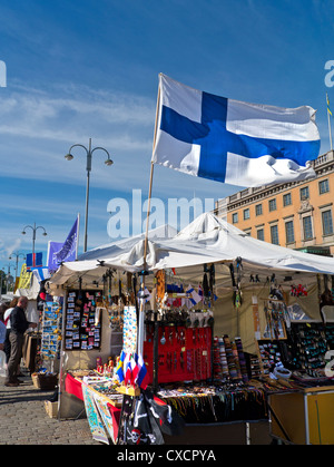 Le port d'Helsinki les étals de marché avec drapeau national en premier plan de vol Helsinki Finlande Banque D'Images