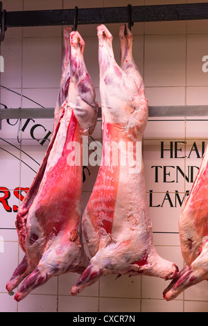 Ensemble à la pendaison des agneaux de boucherie boutique dans le marché anglais, la ville de Cork, République d'Irlande. Banque D'Images