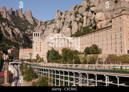 Une vue avant de Montserrat avec les montagnes au-dessus et derrière le complexe. Banque D'Images