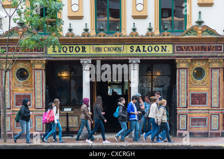La Couronne saloon, pub de Belfast, Irlande du Nord. Banque D'Images