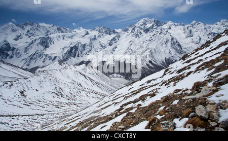 Montagne escarpée couverte de neige avec des montagnes aux sommets enneigés en arrière-plan, Langtang, Népal Banque D'Images