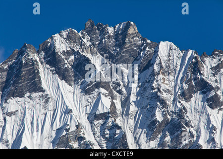 Montagne enneigée couverte de neige et de glace le long de la vallée du Langtang, au Népal Banque D'Images