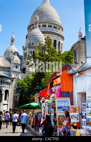 Les touristes déambulant dans les rues près de l'église du Sacré Coeur dans le quartier de Montmartre à Paris Banque D'Images