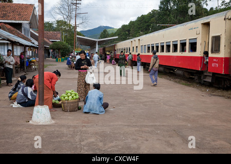 Le Myanmar, Birmanie. Kalaw Gare plate-forme. 'La classe' Coach sur la droite. Banque D'Images