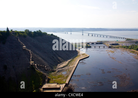 Chutes Montmorency plonger près de 275 pieds (84 mètres) dans le fleuve Saint-Laurent, près de Québec, Canada Banque D'Images