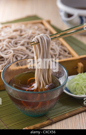 Trempant dans Soba Soba Sauce Banque D'Images