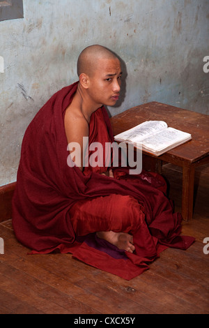 Le Myanmar, Birmanie. La lecture des Écritures au moine Thein Taung Paya monastère, Kalaw, l'État Shan. Banque D'Images