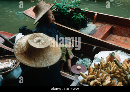 Bangkok, des femmes siègent dans des bateaux Banque D'Images