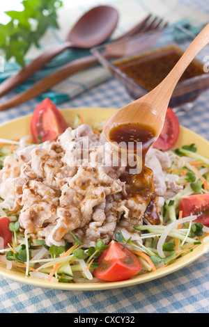 Mettre la vinaigrette à salade chinoise Salade Shabu Rei Banque D'Images