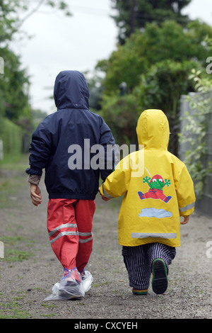 Les enfants de Berlin d'imperméables vont de pair Banque D'Images