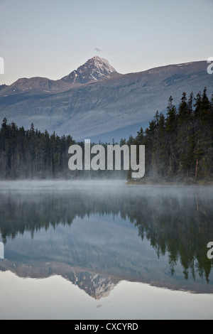 Le mont Edith Cavell reflété dans le lac Leach, Jasper National Park, site du patrimoine mondial de l'UNESCO, de l'Alberta, au Canada, en Amérique du Nord Banque D'Images