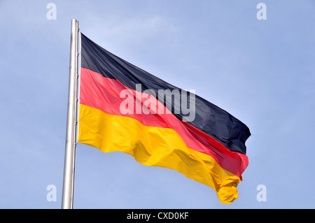 Drapeau allemand dans Ciel bleu Berlin Allemagne Banque D'Images